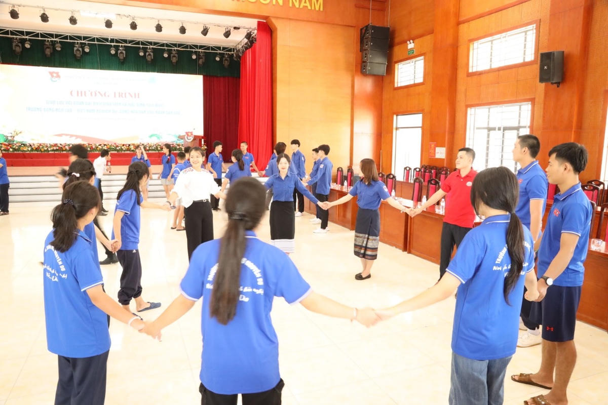 Hai đội bắt đầu với màn chào hỏi vòng tay đoàn kết. Các đội được người hướng dẫn chia thành nhiều nhóm, sau đó nghe theo hiệu lệnh để sắp xếp đội hình thay đổi theo yêu cầu. Ảnh: Điền Bắc.