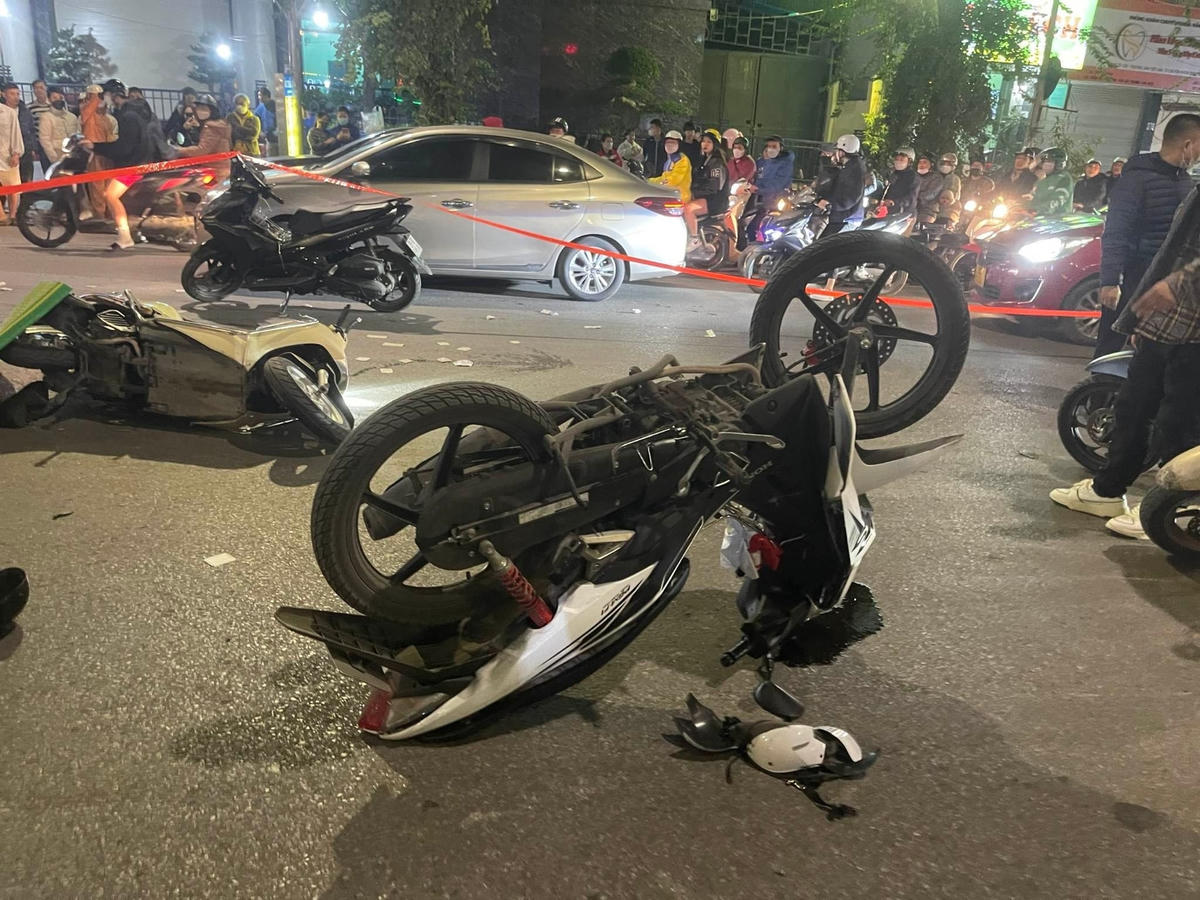 Chiếc xe máy chưa rõ người điều khiển nằm chổng ngược 2 bánh xe tại hiện trường. Ảnh: Hoàng Hiệp / Dân Trí.