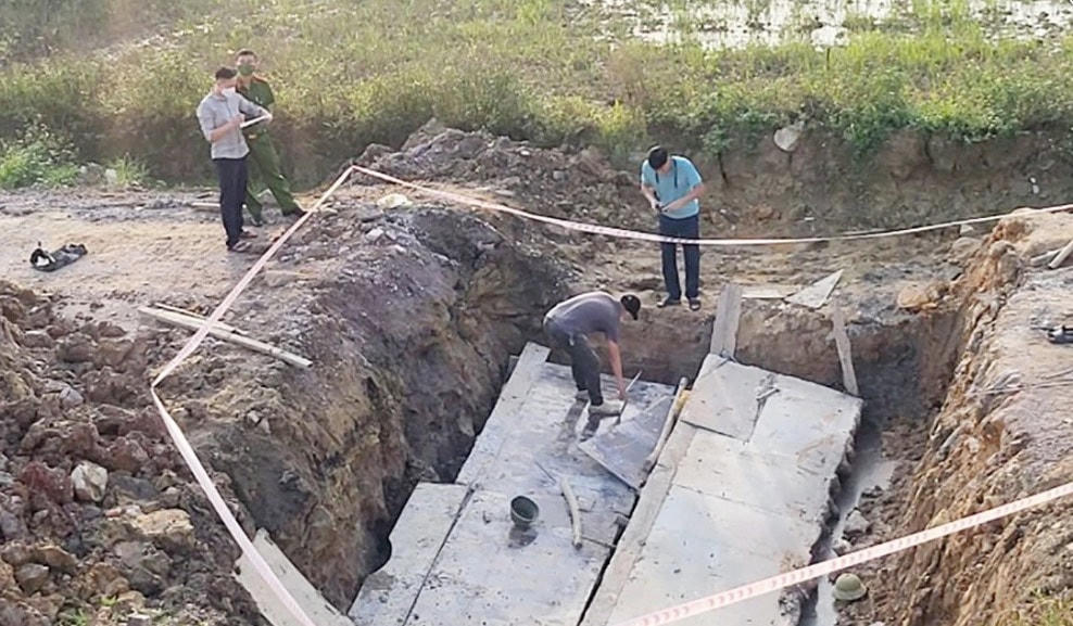 Hiện trường vụ sập cống hộp đường gom khiến 2 người tử vong. Ảnh Th.H.