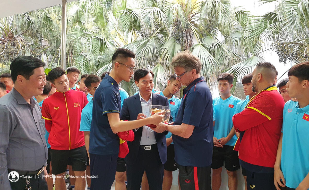 HLV Troussier có màn 'ra mắt' trận đấu đầu tiên suôn sẻ 