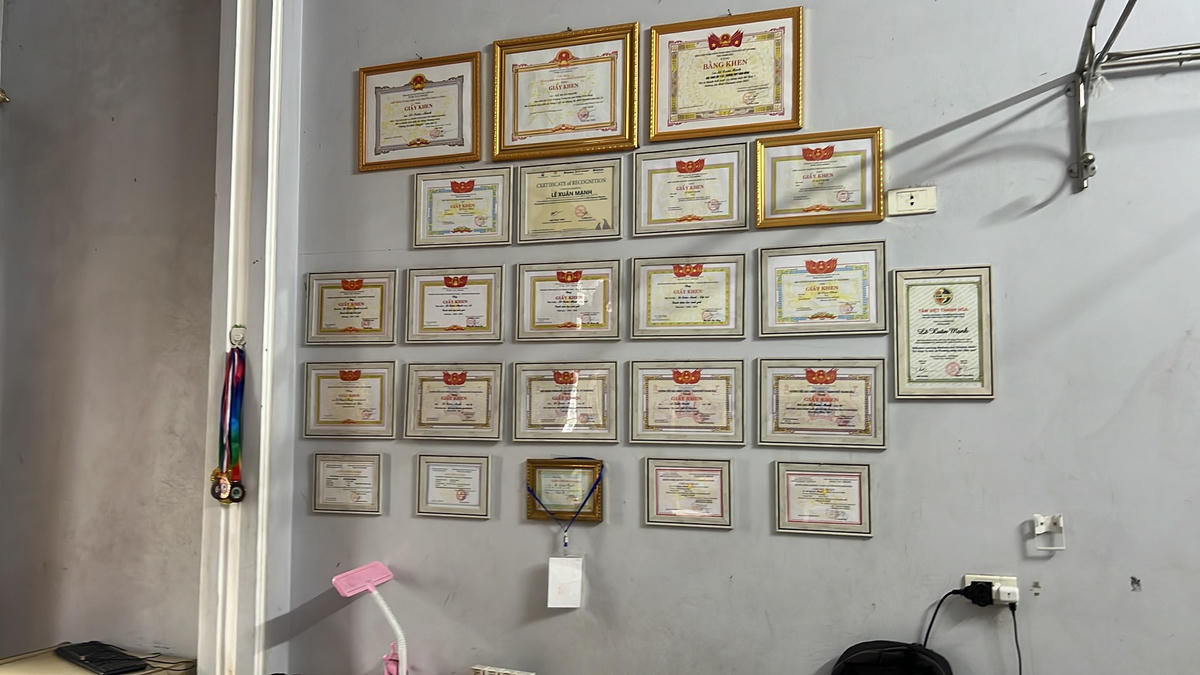 Căn nhà đơn sơ nhưng chứa đầy bằng khen của Xuân Mạnh.