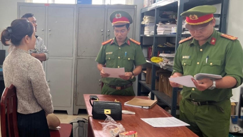 Cơ quan CSĐT Công an tỉnh Đắk Nông tống đạt các quyết định tố tụng đối với Nguyễn Thị Hồng Đào.