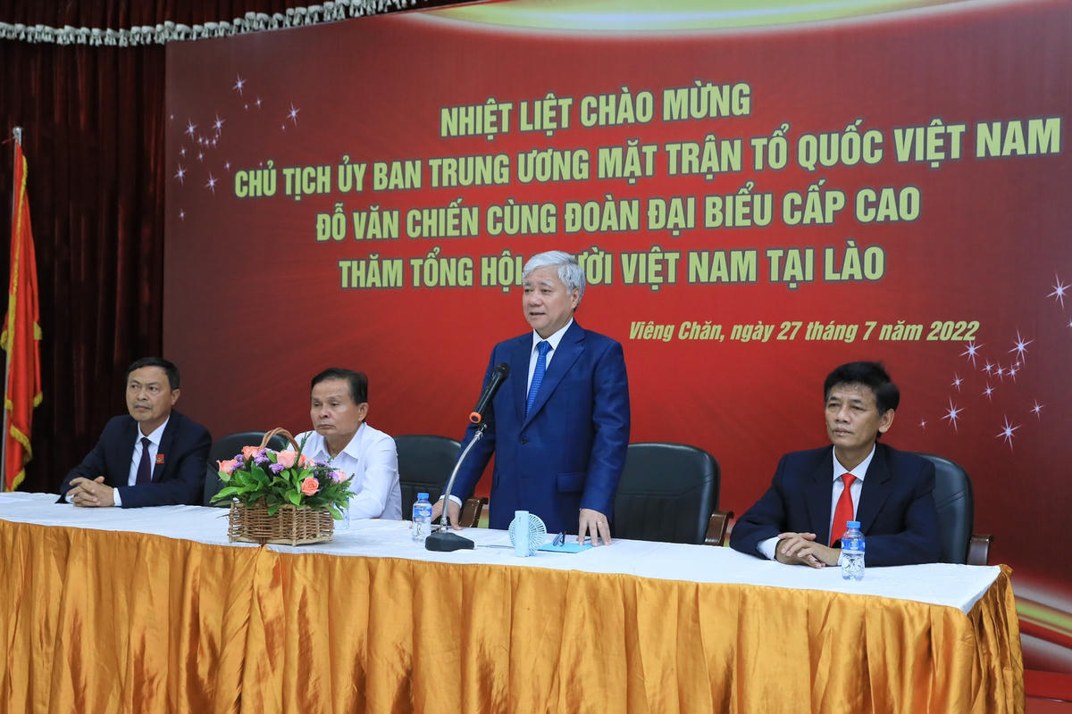 Bí thư Trung ương Đảng, Chủ tịch UBTƯ MTTQ Việt Nam Đỗ Văn Chiến trò chuyện cùng bà con kiều bào tại Lào. Ảnh: Quang Vinh.