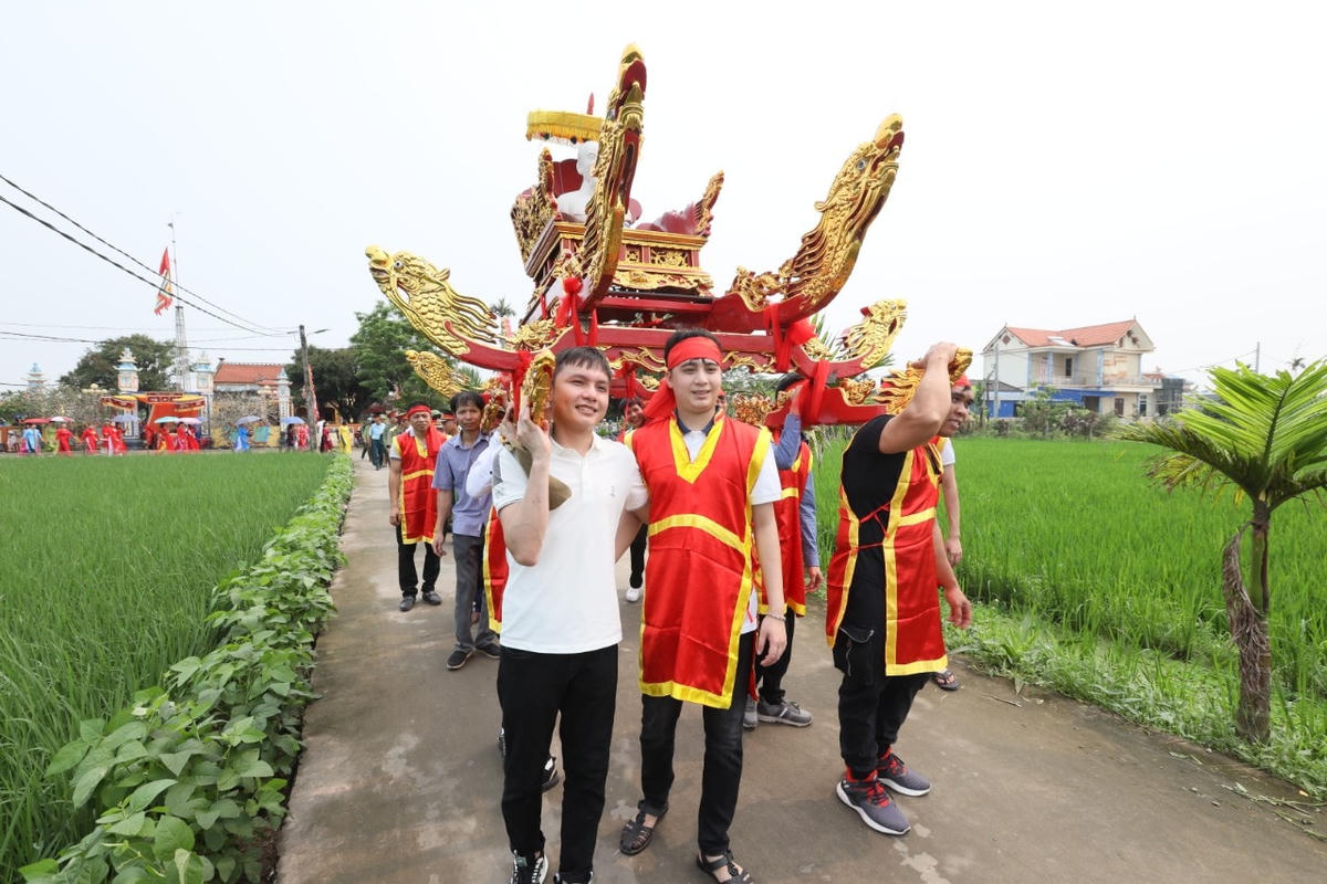 Các đội rước bắt đầu d.iễu hành từ cổng đền Bảo Ninh, qua các cánh đồng, bên những thảm lúa xanh.