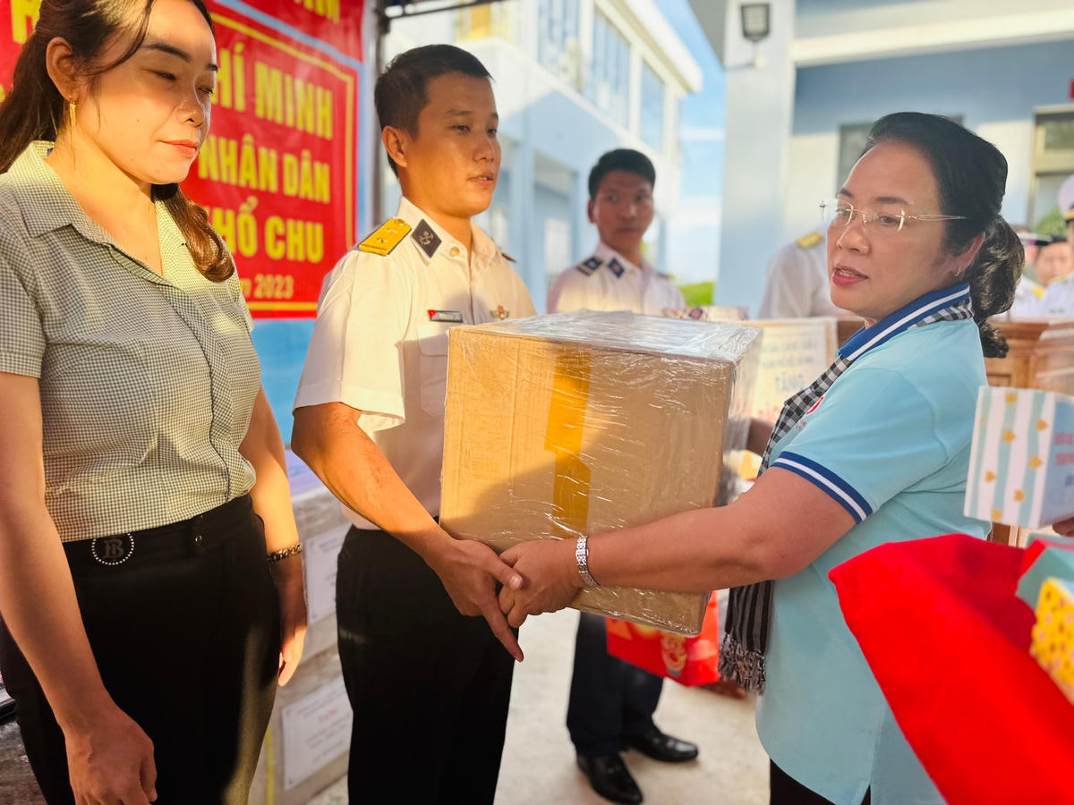 Bà Trần Kim Yến, Chủ tịch Uỷ ban Trung ương MTTQ VN TP HCM tặng quà quân dân trên đảo Thổ Chu.