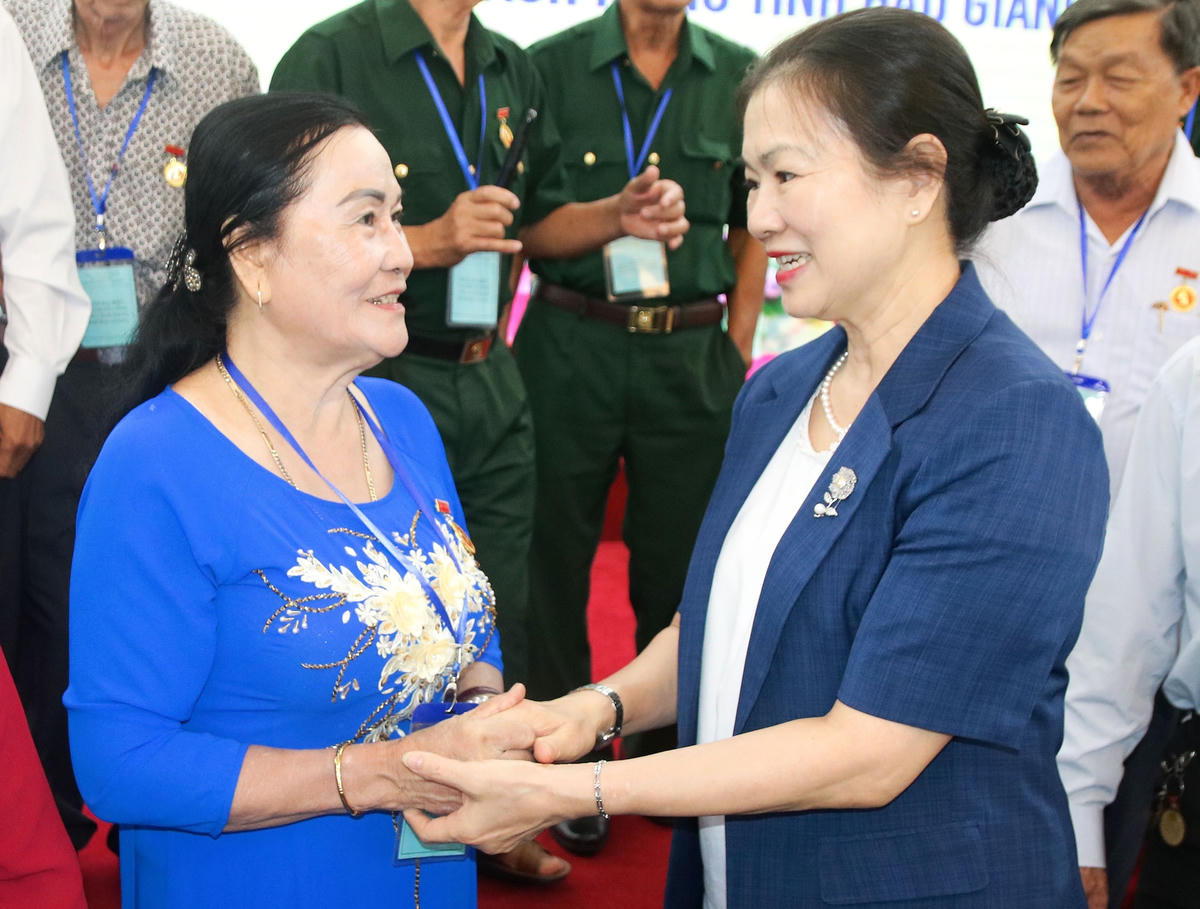 Phó Chủ tịch UBTƯ MTTQ Việt Nam Trương Thị Ngọc Ánh gặp gỡ, trò chuyện cùng thành viên Đoàn đại biểu người có công với cách mạng tỉnh Hậu Giang.