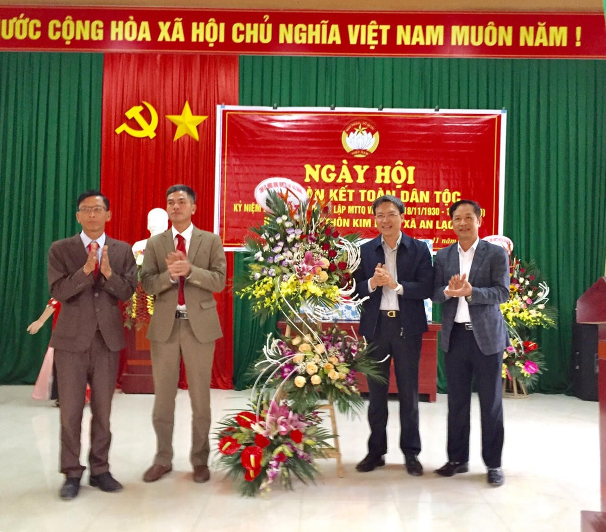 Ông Nguyễn Quốc Toản - Giám đốc Công an tỉnh và ông Trịnh Hữu Bàn - Phó Chủ tịch Thường trực Ủy ban MTTQ tỉnh Bắc Giang tặng quà Ngày hội Đại đoàn kết tại xã An Lạc, huyện Sơn Động.