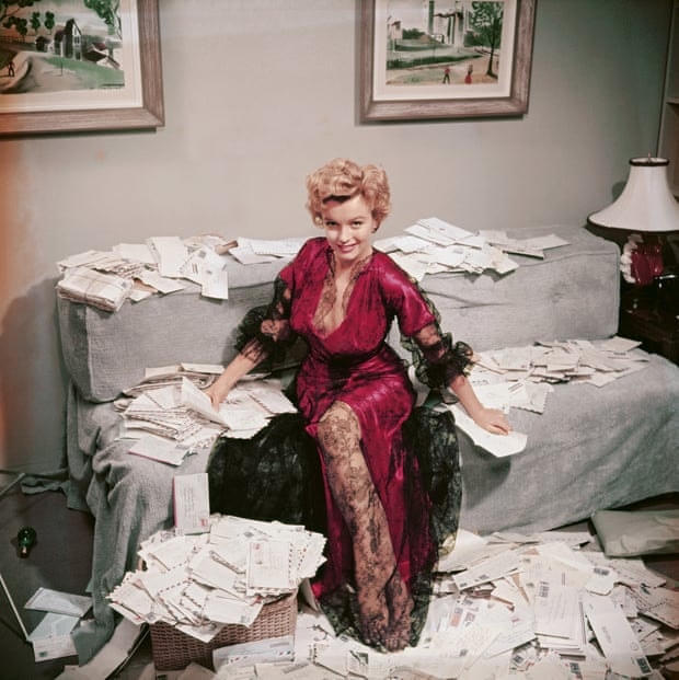 Marilyn Monroe, Beverly Hills, 1950, đang đọc thư của người hâm mộ. Ảnh: News NPR.