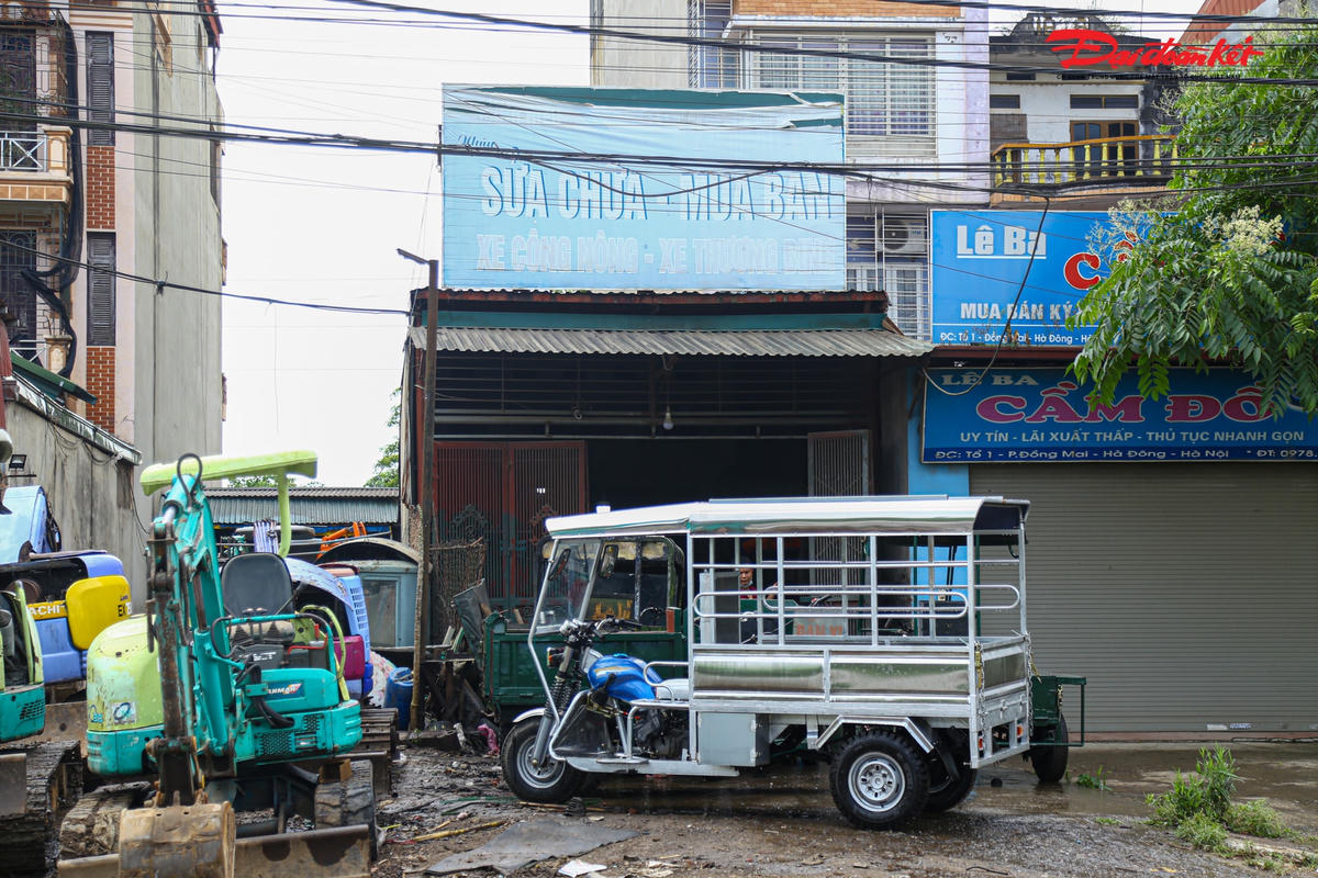 Thậm chí, tại một cửa hàng thuộc phường Đồng Mai còn bán cả các loại xe công nông, thương binh.