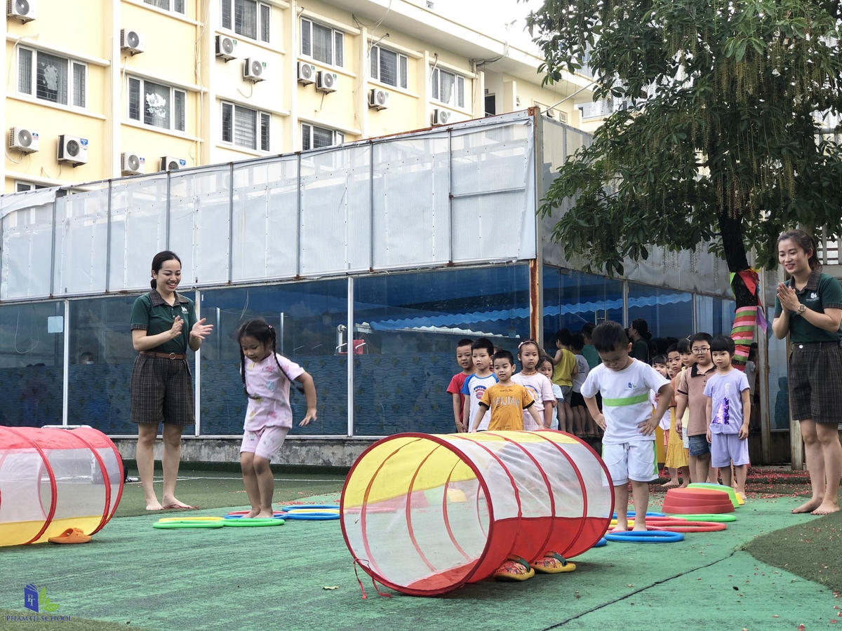 Giờ học của cô trò Trường mầm non song ngữ Phạm Tu, khu đô thị Hồng Hà Eco City (Thanh Trì, Hà Nội).