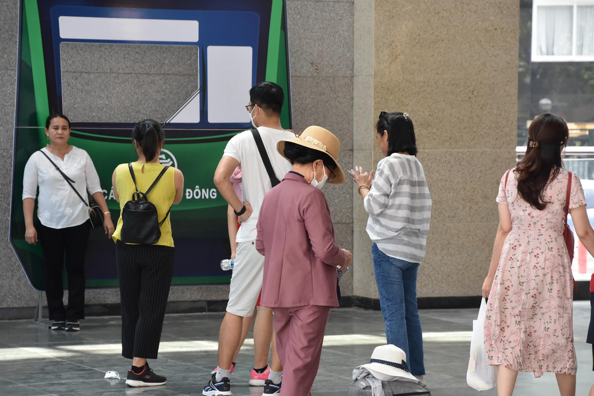 Tương tự, ghi nhận tại Ga Cát Linh, tuyến đường sắt trên cao cũng được nhiều người dân lựa chọn trong thời buổi bão giá. 