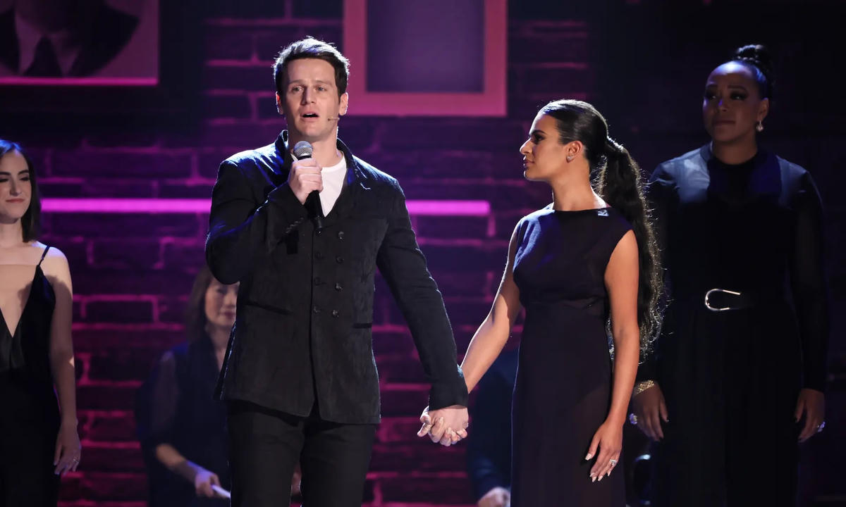 Jonathan Groff và Lea Michele biểu diễn trên sân khấu với dàn diễn viên gốc của Spring Awakening. Ảnh: Theo Wargo / Getty Images cho Tony Awards ProductionsFacebookTwitter.