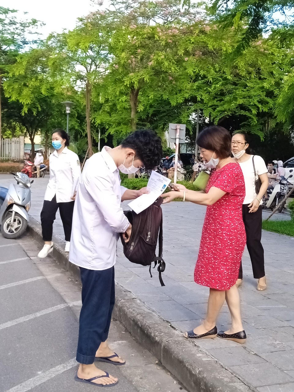 Một giáo viên chủ nhiệm của trung tâm giáo dục nghề nghiệp, giáo dục thường xuyên huyện Thanh Trì cho biết mặc dù nhà trường đã cử một cán bộ đến điểm thi từ 6h sáng để hỗ trợ thí sinh nhưng để động viên tinh thần học trò, cô vẫn đến điểm thi từ sáng sớm. "Mình đã hứa với học trò sẽ đến đây để tiếp sức cho các em. Mong các em vững vàng, hòan thành tốt kỳ thi quan trọng này" - cô giáo này chia sẻ.