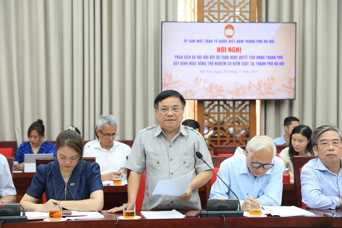 Các đại biểu góp ý tại hội nghị phản biện. Ảnh: N. P