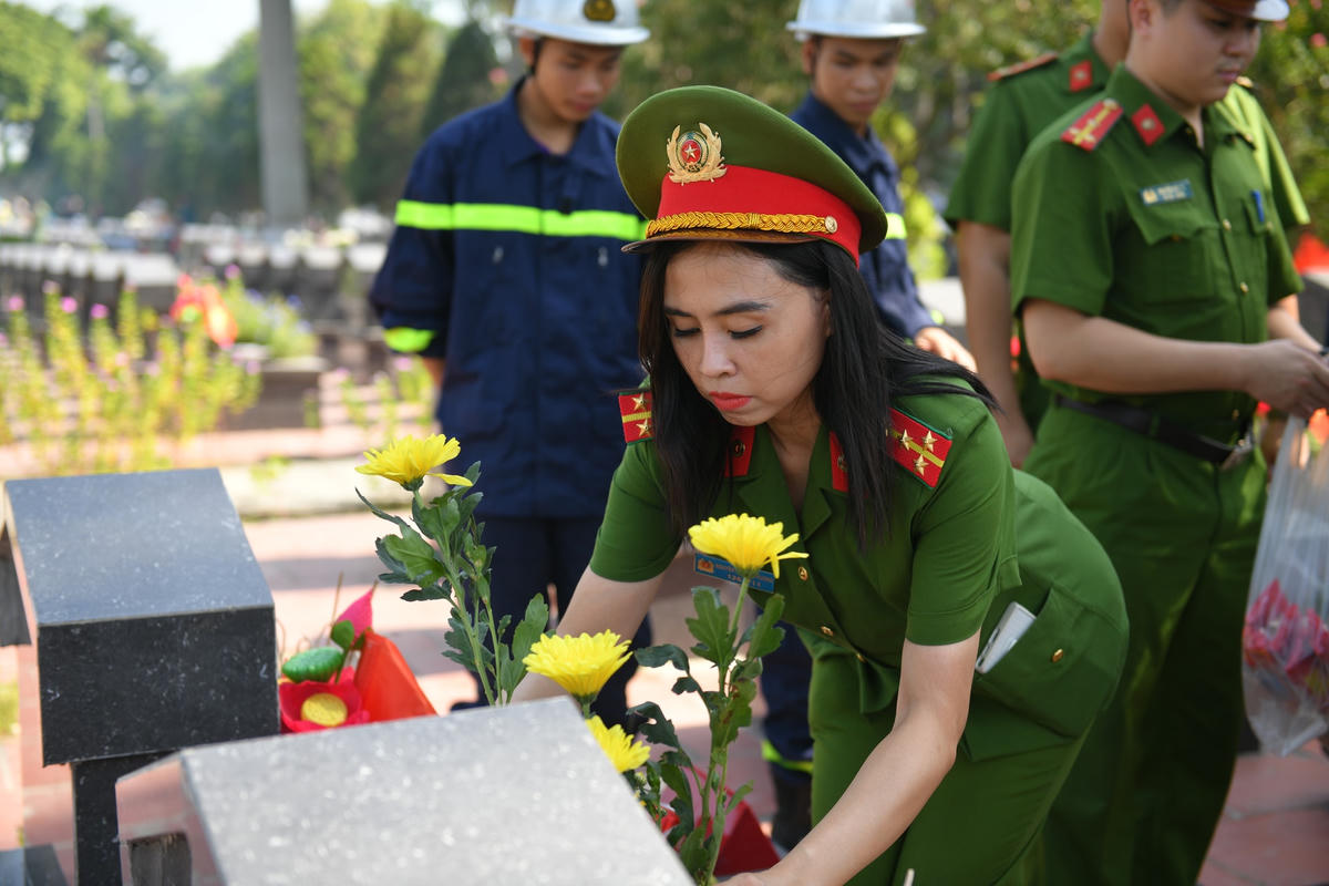 Công an Hà Nội thắp hương tri ân các Anh hùng - Liệt sĩ