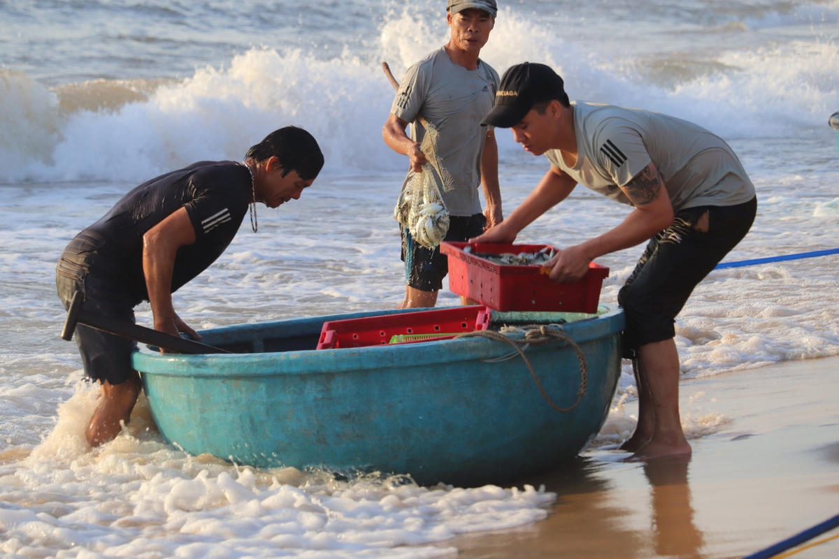 Khi thuyền nan cập bến, cũng là lúc mọi người tranh nhau những rổ cá đầy ắp đang óng ánh dưới nắng trời.