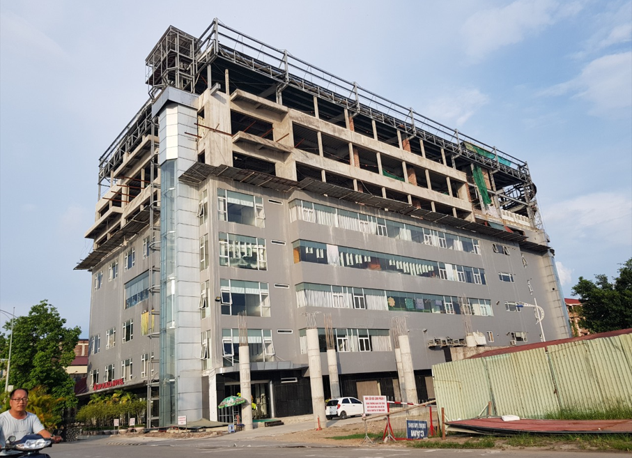 Trung tâm thương mại AP Plaza (phường Đồng Tiến, TP Hòa Bình).