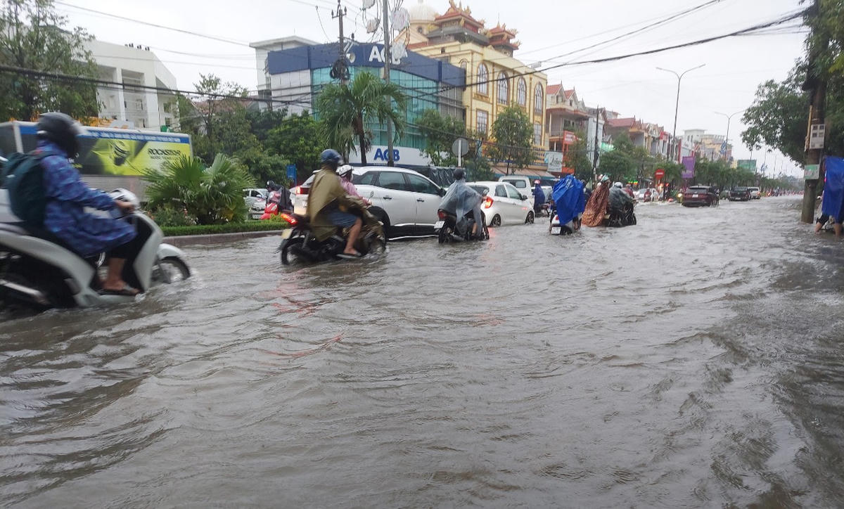 Nước ngập đường Trần Hưng Đạo ở Đồng Hới.