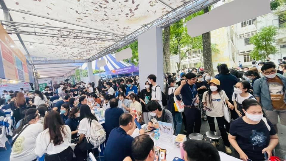 Ngày hội tư vấn tuyển sinh - hướng nghiệp 2022 thu hút hàng chục nghìn thí sinh tham dự.