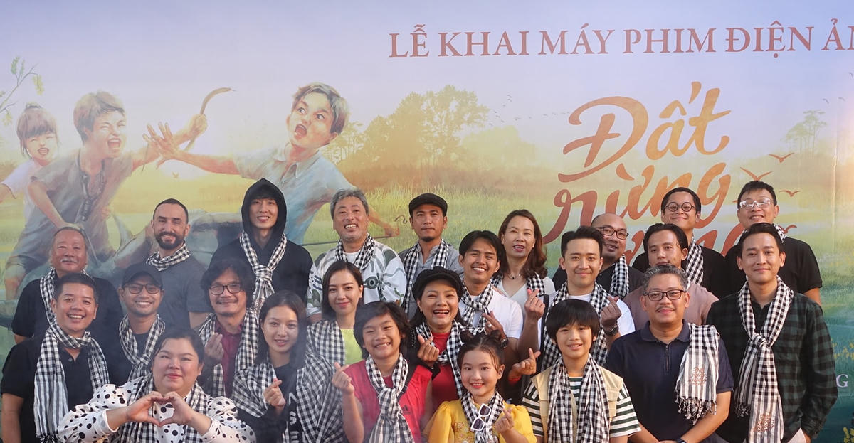 Dàn diễn viên trong phim "Đất rừng phương Nam" được đạo diễn Nguyễn Quang Dũng chia sẻ ở trang cá nhân.