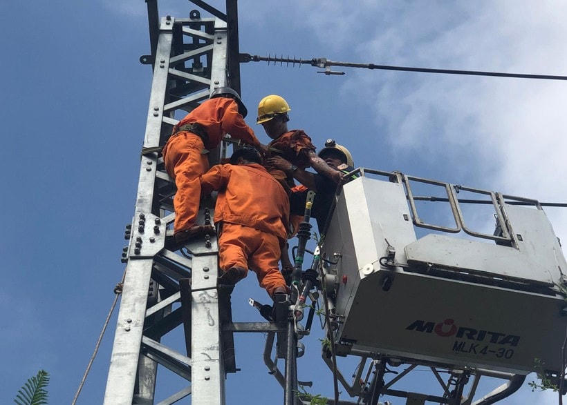 Cảnh sát PCCC&CHCN gỡ anh N.V.Q. khỏi cột điện.