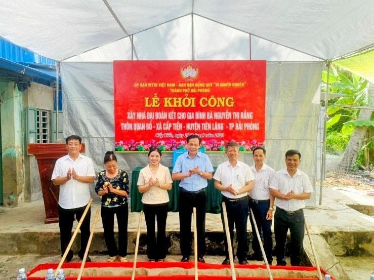 Lãnh đạo Ủy ban MTTQ Việt Nam thành phố Hải Phòng và lãnh đạo huyện Tiên Lãng làm lễ khởi công.
