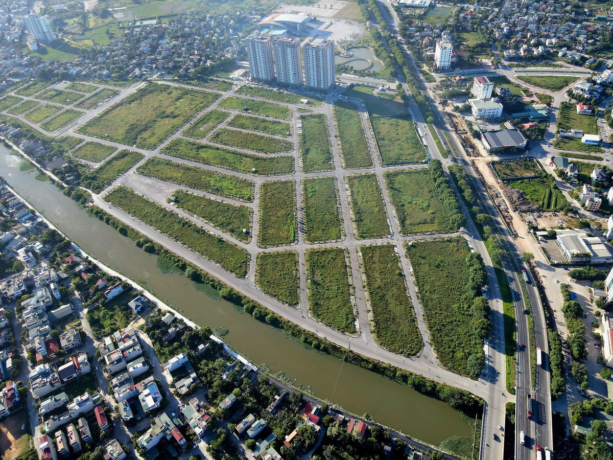 Năm 2019, liên danh Công ty cổ phần Đầu tư và Xây dựng ADI - Công ty cổ phần Đông Sơn Thanh Hóa (viết tắt là liên danh ADI - Đông Sơn) đã trúng đấu giá khu đất thuộc dự án khu dịch vụ thương mại, văn phòng và dân cư đô thị Đông Hương (nằm ở phường Đông Hải, TP Thanh Hóa), gọi tắt theo quyết định trúng đấu giá là MB 3241.