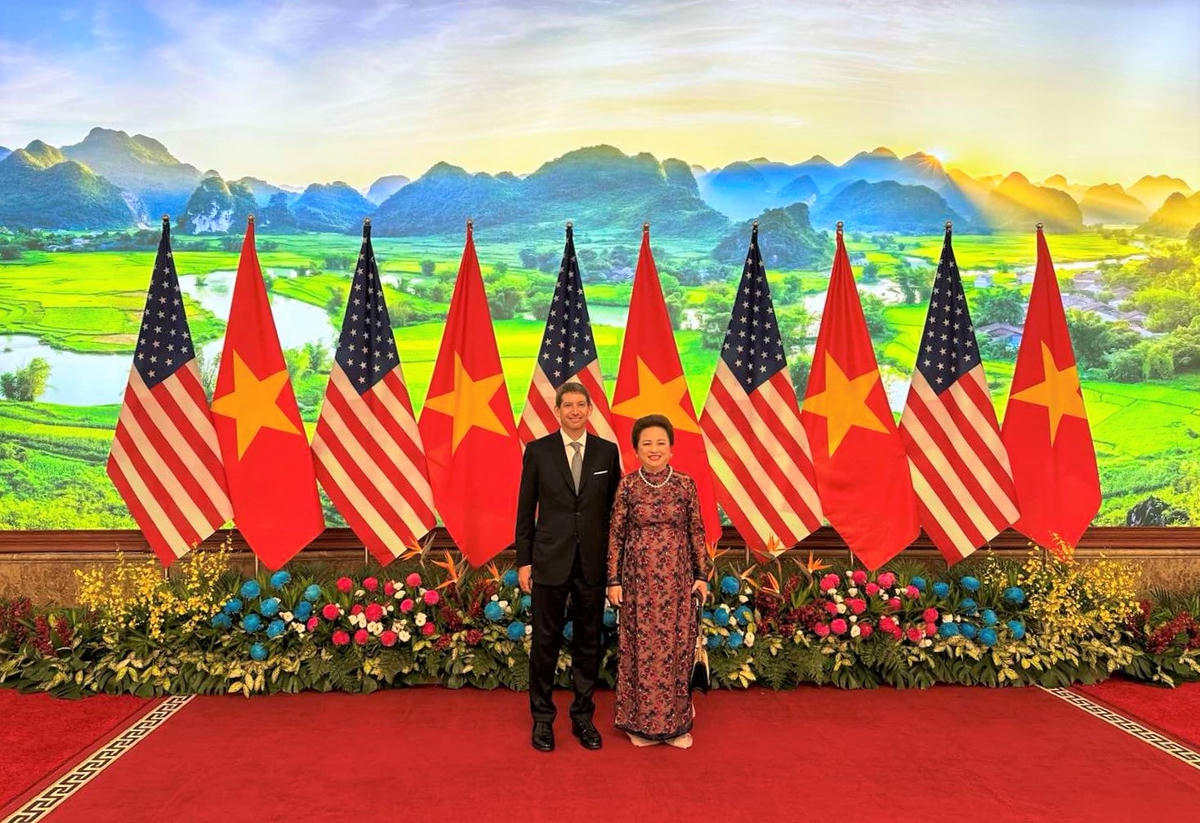 Ông Scott A. Nathan - Tổng Giám đốc DFC và bà Nguyễn Thị Nga - Phó Chủ tịch TT HĐQT SeABank gặp gỡ và trao đổi Bên lề Hội nghị cấp cao Việt Nam – Hoa Kỳ về Đầu tư và Đổi mới sáng tạo trong khuôn khổ chuyến thăm cấp nhà nước của Tổng thống Mỹ Joe Biden tới Việt Nam.