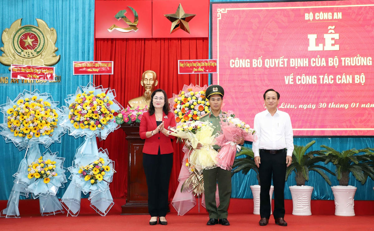Lãnh đạo tỉnh Bạc Liêu tặng hoa Đại tá Lê Việt Thắng. 