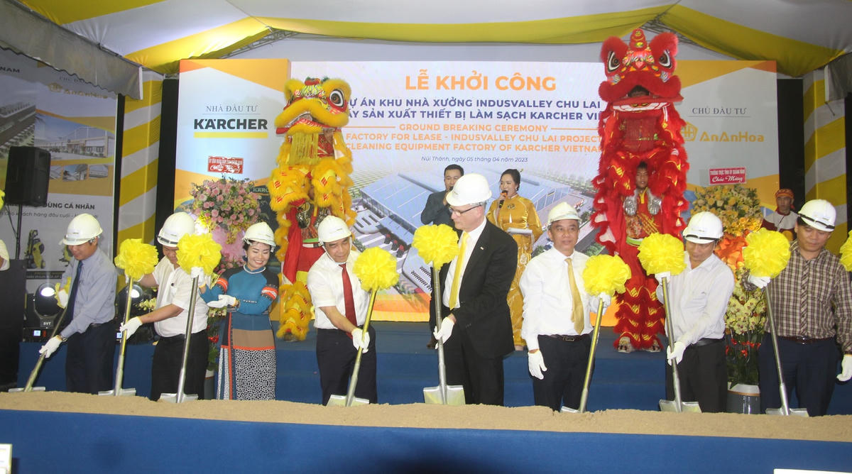 Các đại biểu làm nghi thức Lễ khởi công. 