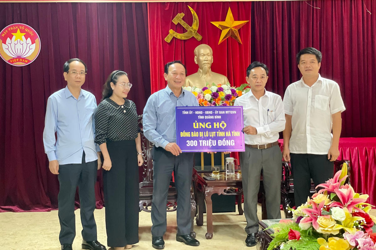 Tỉnh Quảng Bình hỗ trợ tỉnh Hà Tĩnh 300 triệu đồng để giúp người dân khắc phục hậu quả do thiên tai.