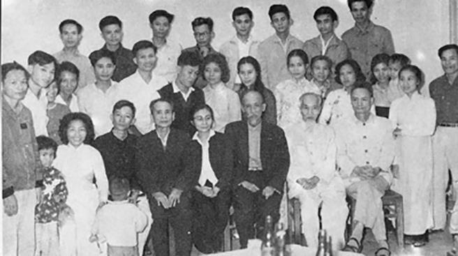 GS Cao Xuân Huy với các cán bộ Viện Văn học. Ảnh tư liệu.  