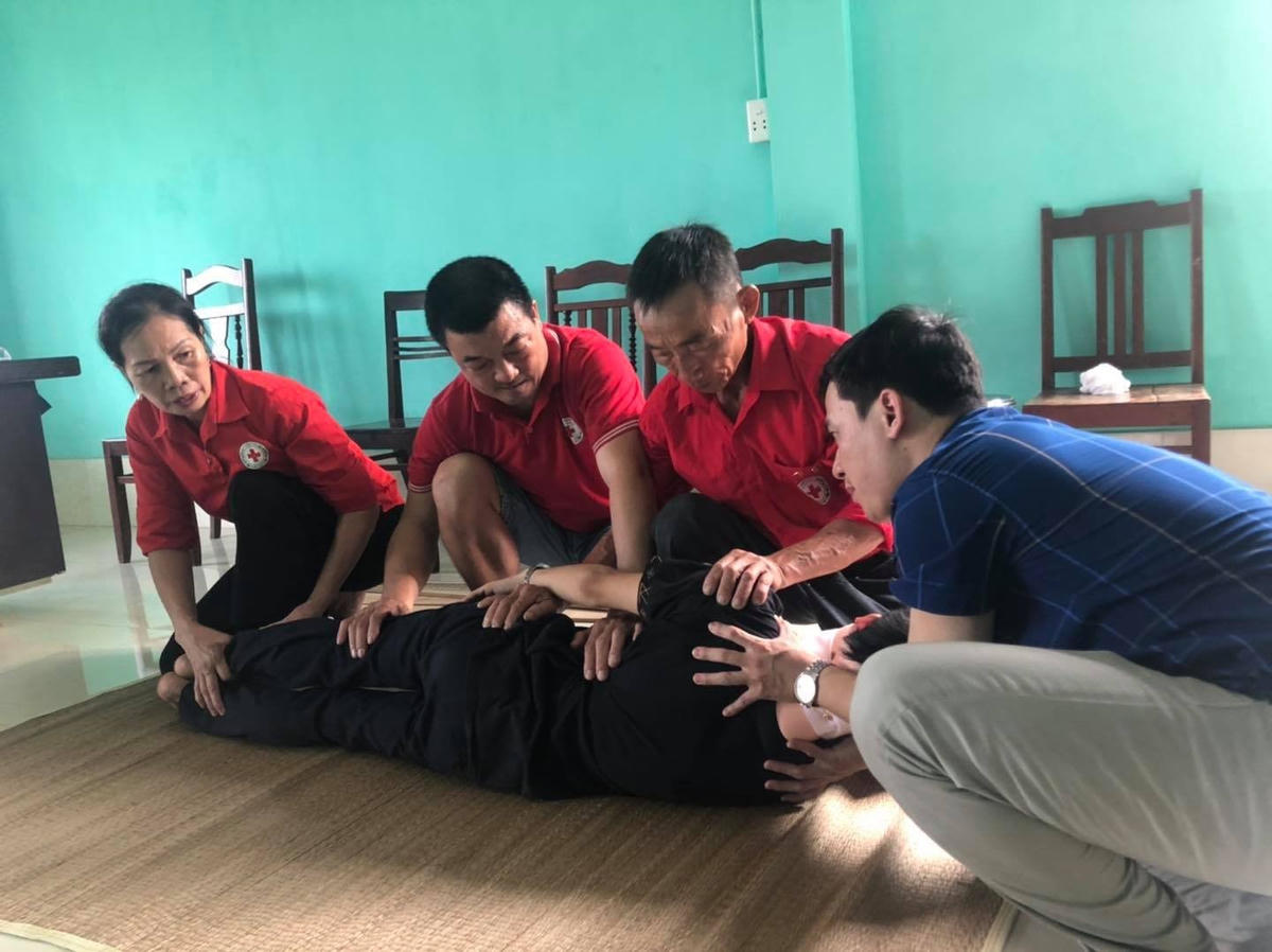 Tập huấn cho các thành viên biết cách sơ cứu người gặp nạn