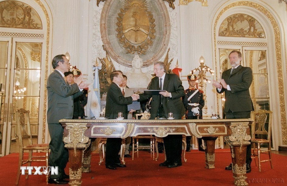 Chủ tịch nước Trần Đức Lương và Tổng thống Argentina Néstor Carlos Kirchner ký Tuyên bố chung (22/11/2004). (Ảnh: Nguyễn Khang/TTXVN)