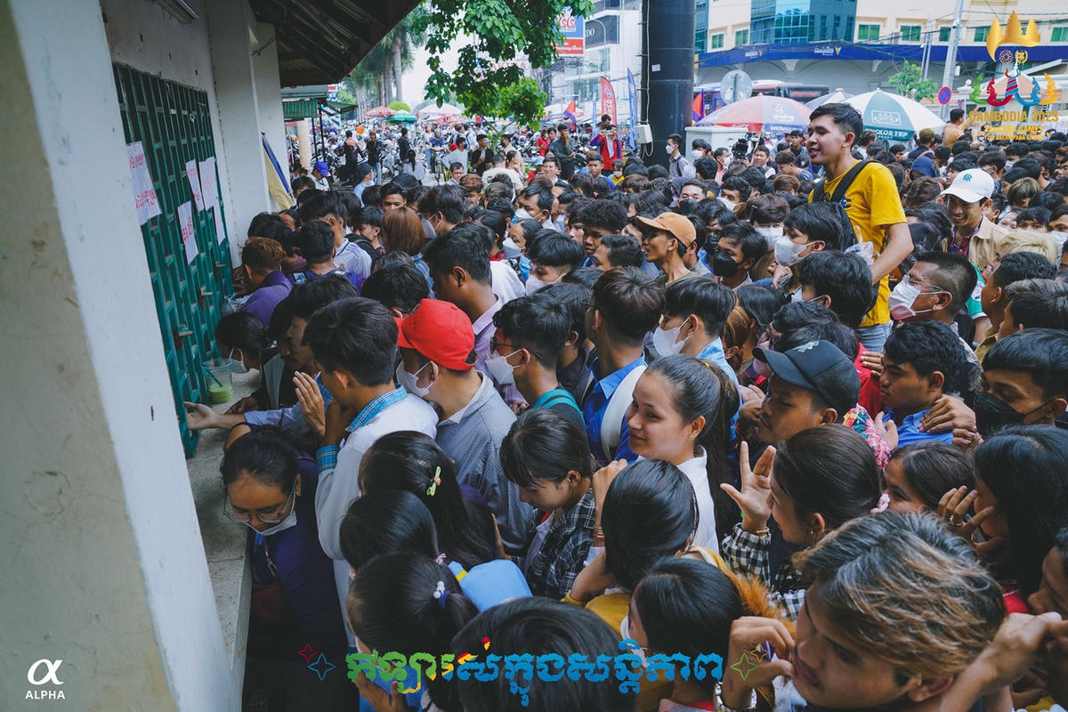 Hàng nghìn người xếp hàng chờ lấy vé (Ảnh: FFC).