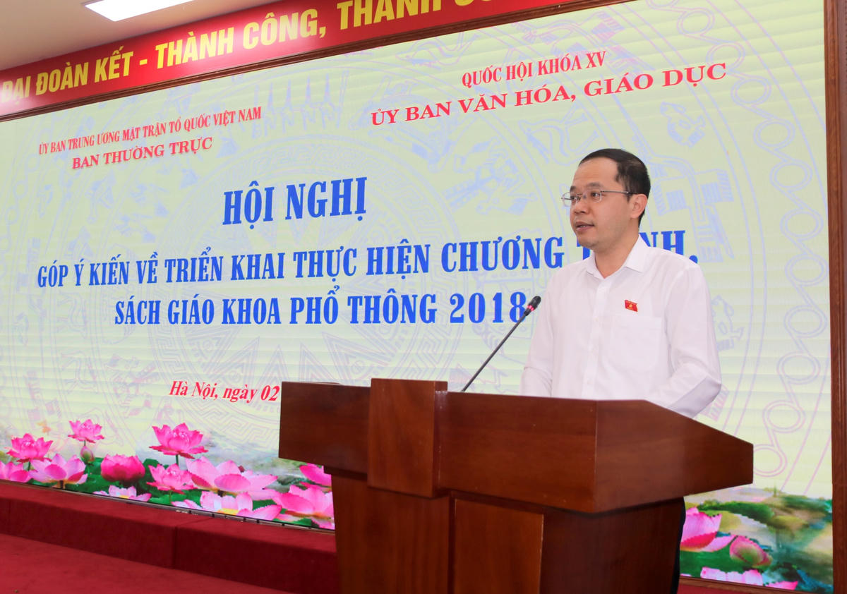 Ông Đinh Công Sỹ, Phó Chủ nhiệm Ủy ban Văn hóa, giáo dục của Quốc hội phát biểu tại Hội nghị.