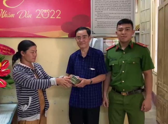 Ông Quý nhận lại số tiền 100 triệu đồng của mình không may bị rơi khi đi đường. Ảnh: Công Quang.