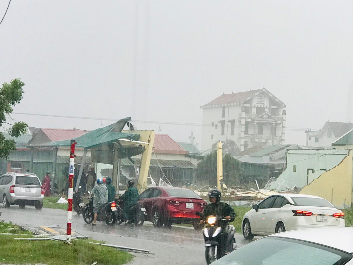 Tại thị trấn Cửa Việt đã xảy ra một cơn lốc xoáy khiến 2 người bị thương. Ảnh: NDCC.