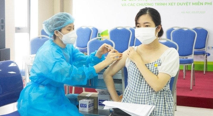 Tiêm vaccine ngừa Covid-19 cho người dân.
