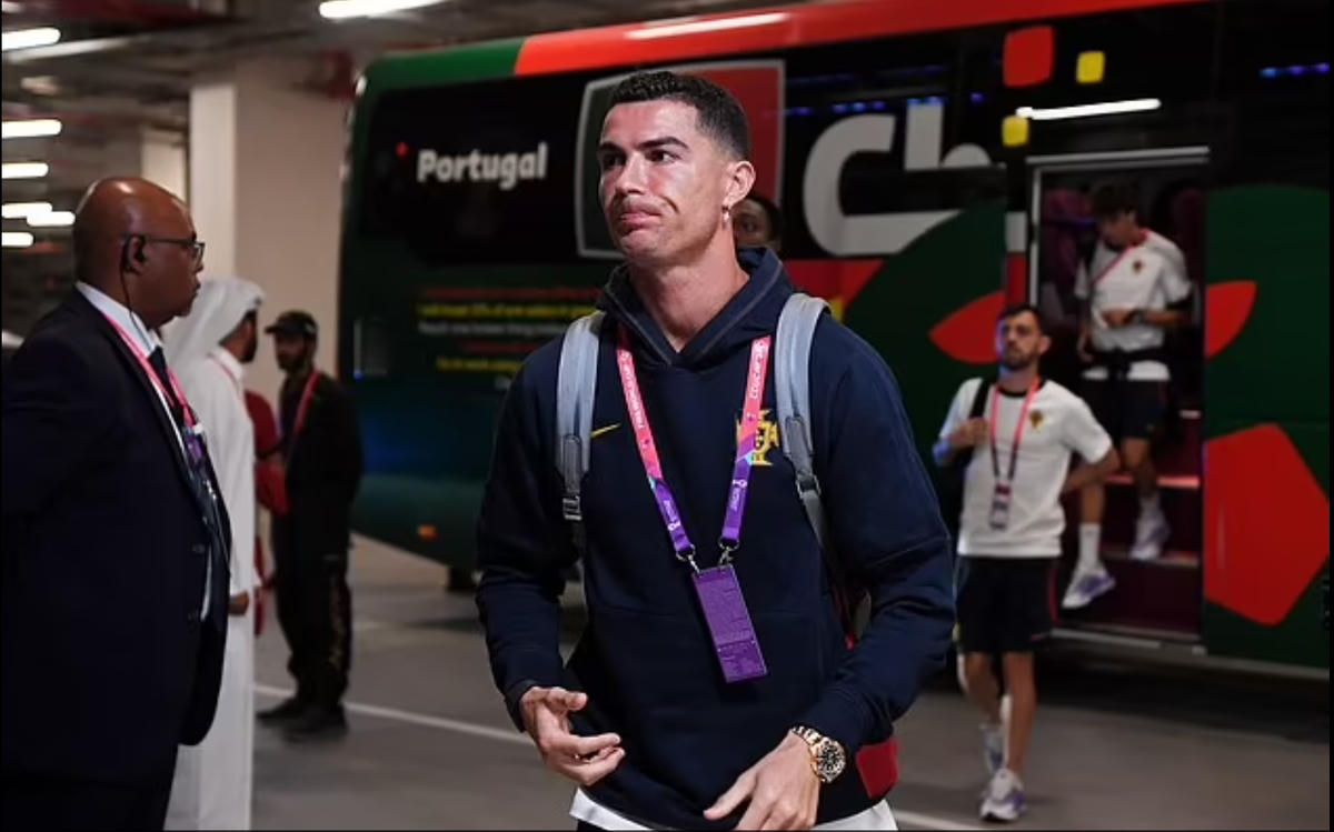 Ronaldo đến trận gặp Thụy Sĩ ở vòng 1/8 World Cup và có trong đội hình dự bị. Ảnh: Getty.