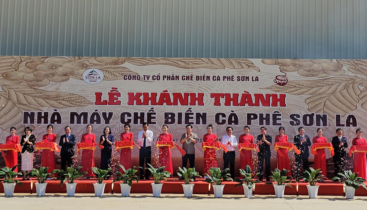 Chủ tịch Quốc hội Vương Đình Huệ cùng các đại biểu cắt băng khánh thành.