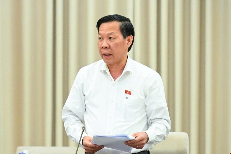 Chủ nhiệm Uỷ ban Kinh tế - Tài chính Phan Văn Mãi báo cáo tại phiên họp (Ảnh: Phạm Thắng)