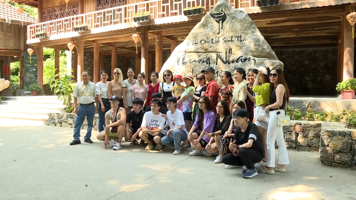 KDL Thung Nham ở Ninh Bình cũng đón rất đông khách du lịch.