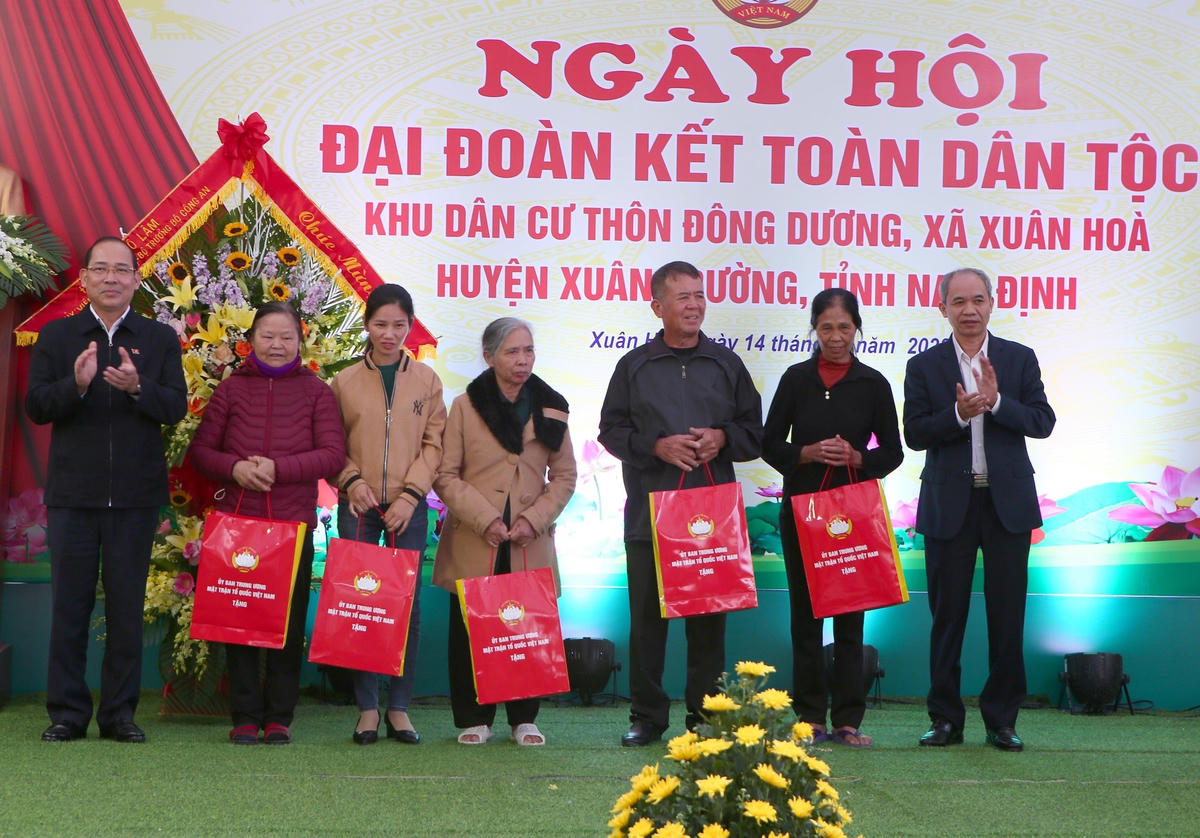 Phó Chủ tịch UBTƯ MTTQ Việt Nam Hoàng Công Thủy cùng Chủ tịch Ủy ban MTTQ Việt Nam tỉnh Nam Định tặng quà nhân dân thôn Đông Dương.