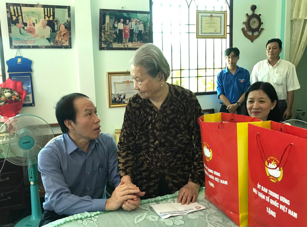 Phó Chủ tịch - Tổng Thư ký Lê Tiến Châu thăm hỏi, động viên Mẹ Việt Nam anh hùng Phạm Thị Uyển và gia đình ông Nguyễn Văn Hiệp.  