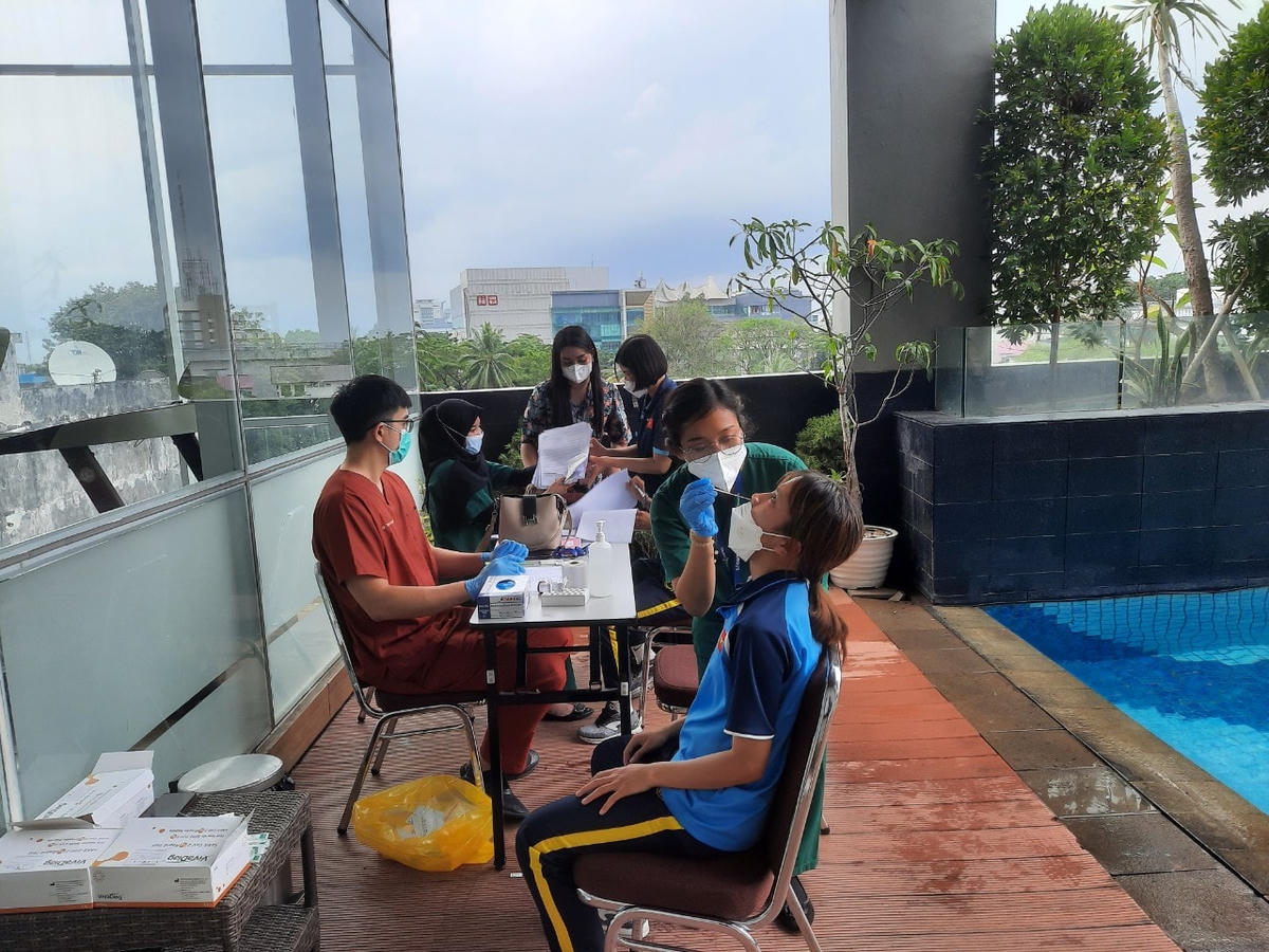 Đội đã được bố trí xét nghiệm nhanh Covid-19 ngay khi đến Indonesia. Ảnh: VFF
