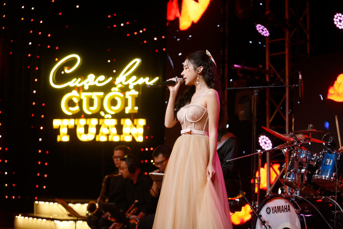 Lyly hát các ca khúc đình đám trong giới trẻ trên sân khấu "Cuộc hẹn cuối tuần".