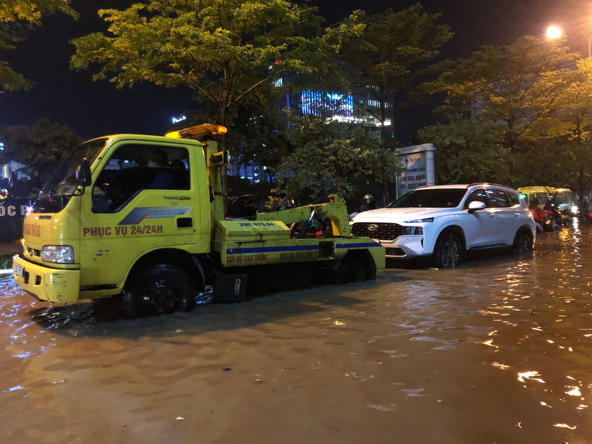 Không ít xế hộp bị chết máy do đi vào đường ngập, phải nhờ đến sự trợ giúp của xe cứu hộ.