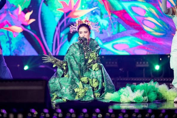 Hoàng Thùy Linh cũng được xem là nghệ sĩ tận dụng thành công xu hướng để đưa vào tác phẩm và không làm ảnh hưởng đến ai khác.