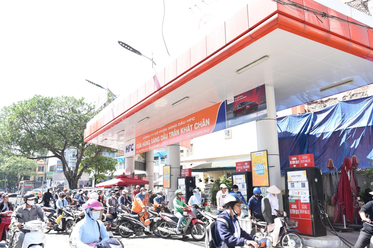 Người dân xếp hàng chờ mua xăng tại cây xăng trên đường Trần Khát Chân (Hà Nội). Ảnh: Xuân Ngọc.